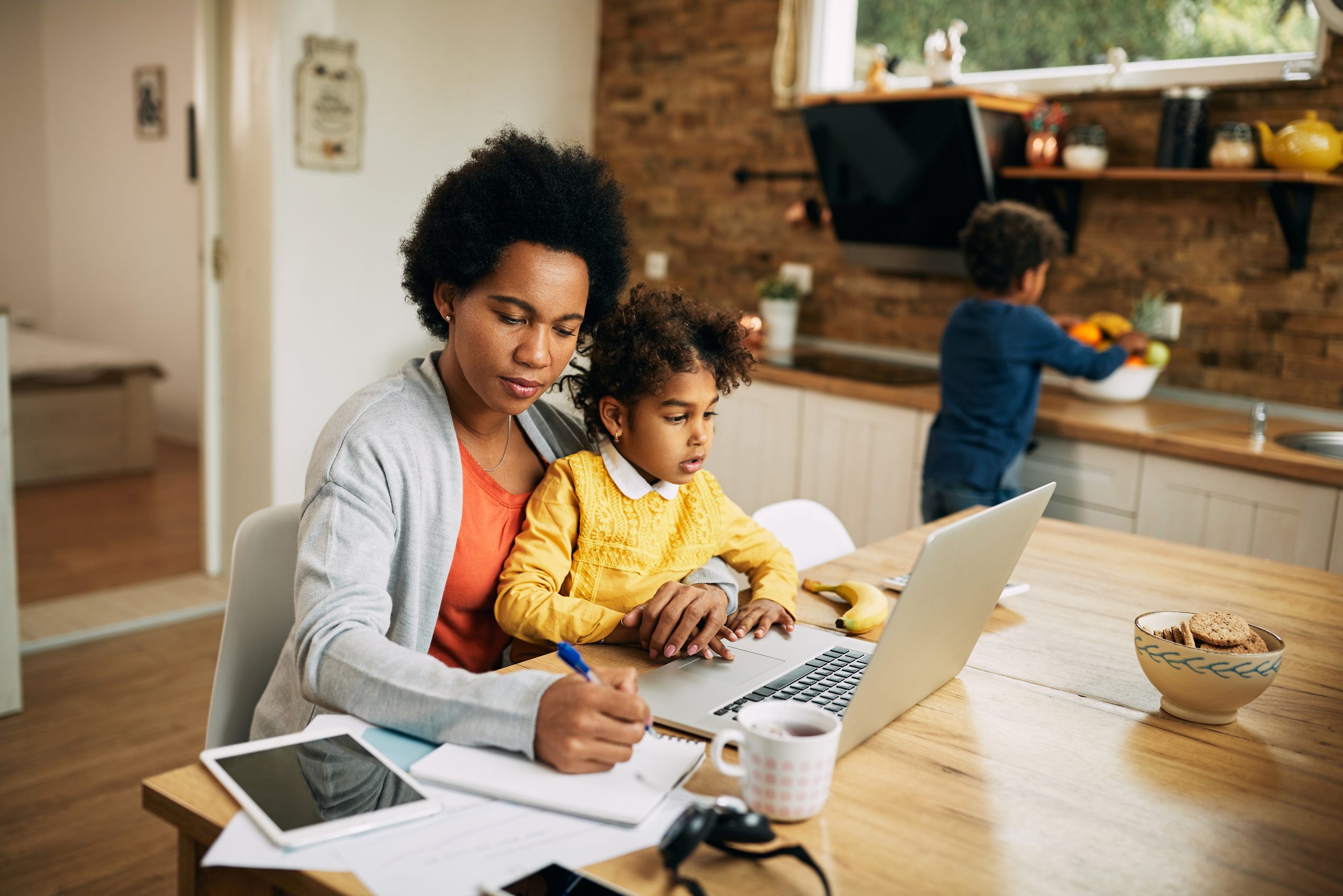 Black working Kids. The Family Home книга. Childrens with Laptop. Women with children in work. 1000000 для одиноких родителей