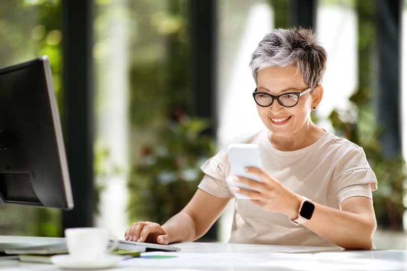 Technologies,In,Business,Concept.,Happy,Attractive,Mature,Businesswoman,Sitting,At
